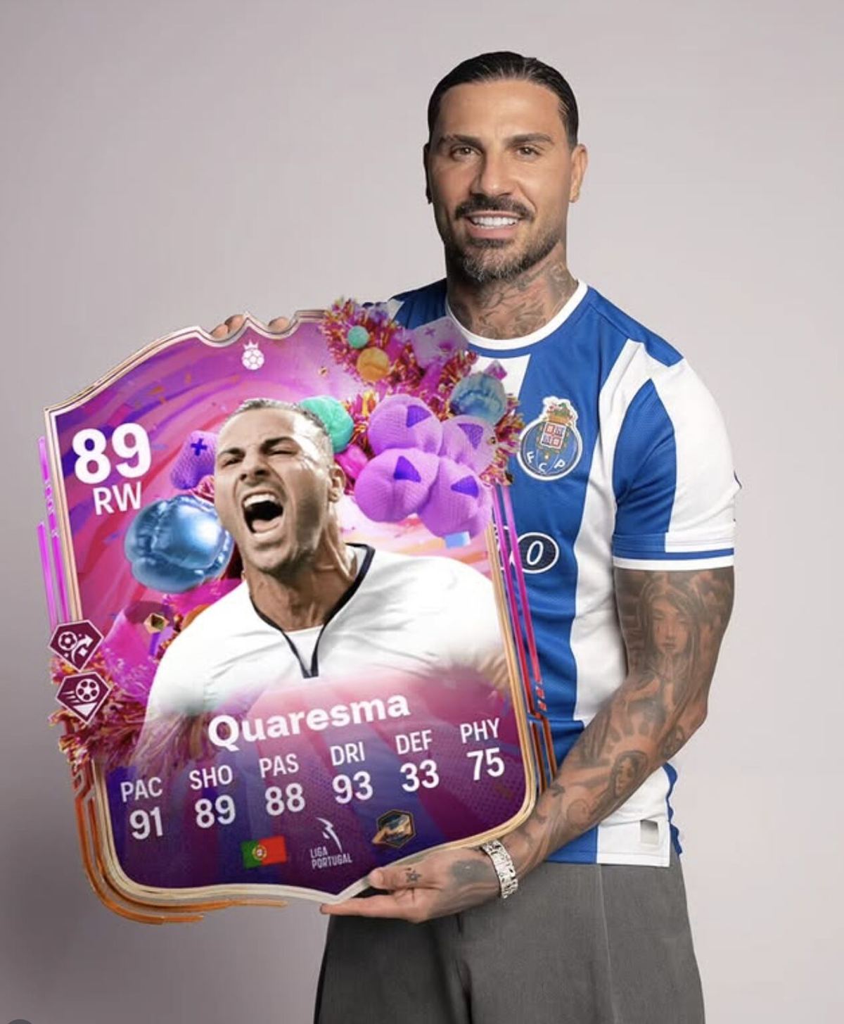 Sesión de retrato y entrega de la carta del Team of the Year a Quaresma para FC Porto